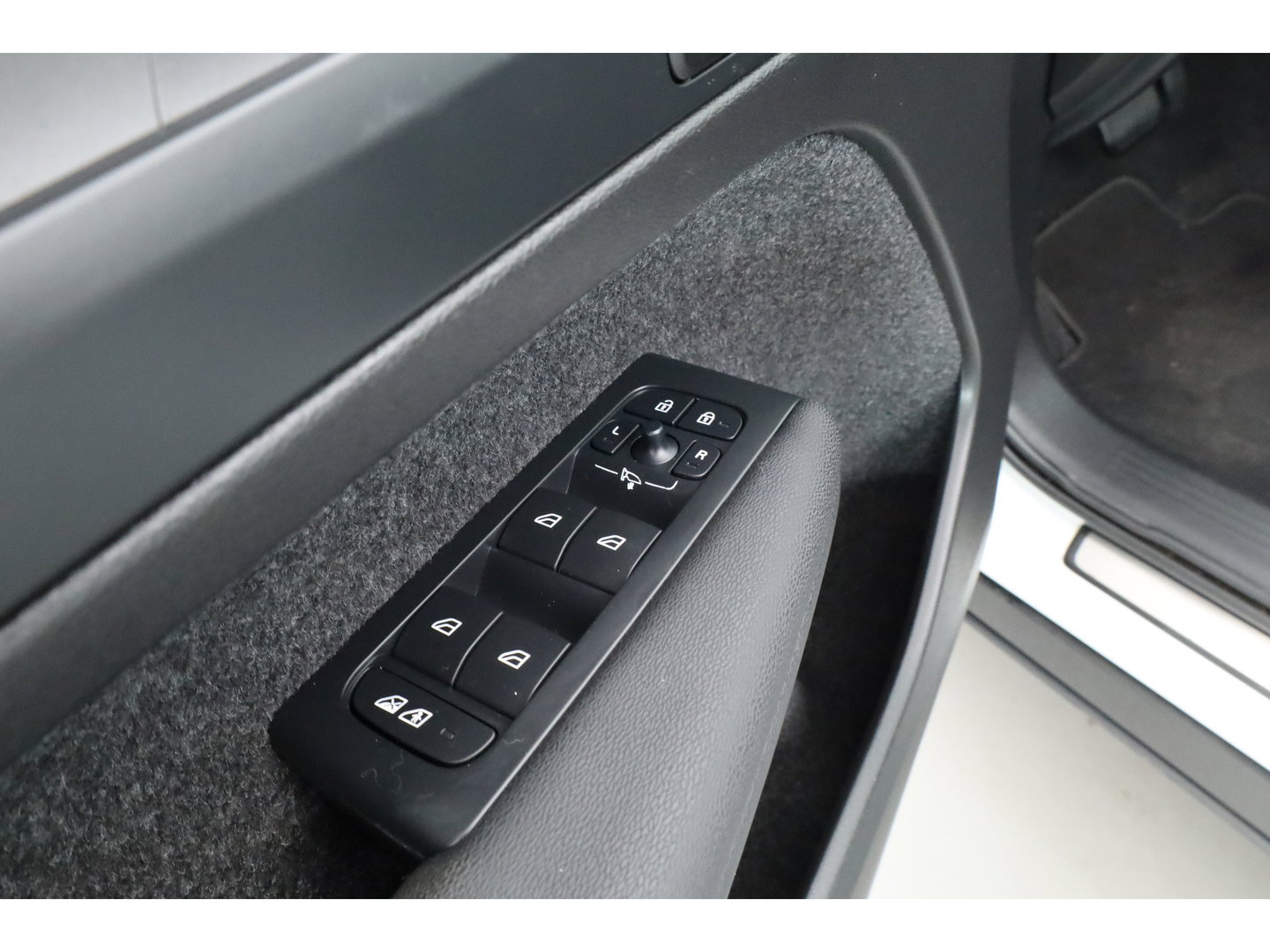 Volvo XC40 1.5 T5 Plug-in hybrid Ultimate Dark | Prijs Rijklaar |Pano-dak | 360 camera | ACC | Blis | H&K Audio | Voorruitverw. | Sportstoelen |