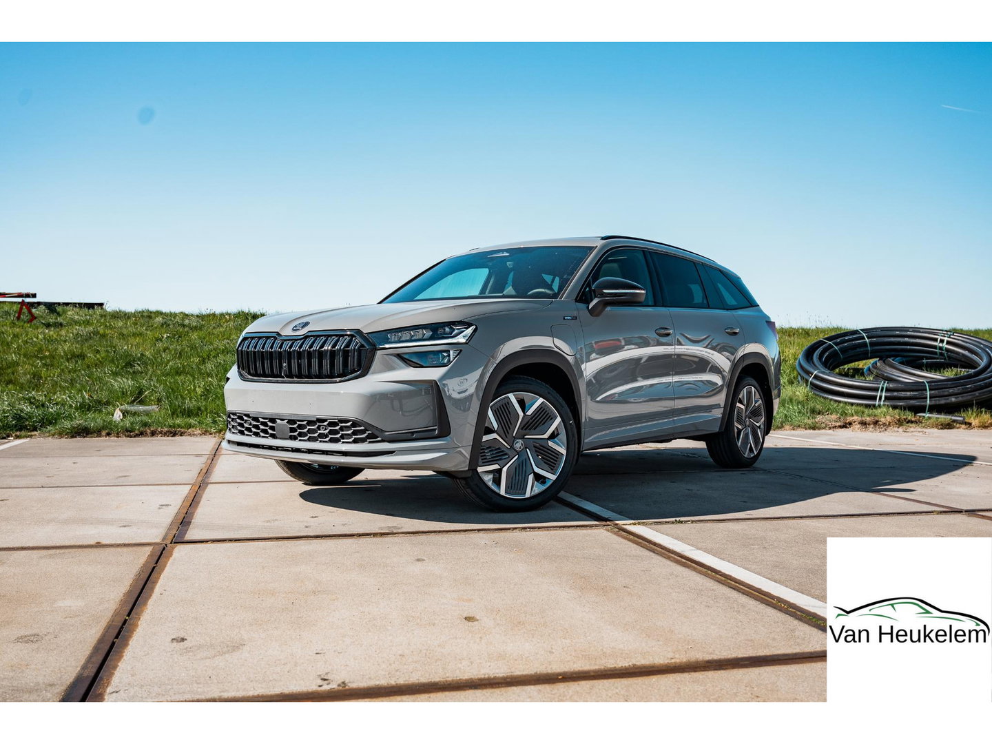 Škoda Kodiaq 1.5 TSI PHEV Sportline | PANO | TREKHAAK | 20" VELGEN | STEEL GREY