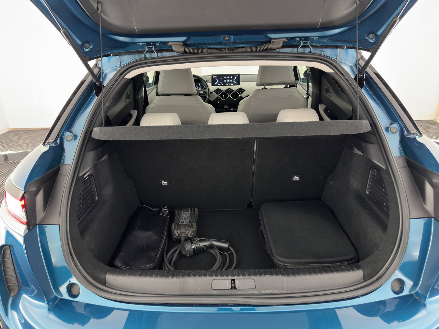 DS DS 3 Crossback E-Tense Performance Line+ 50 kWh Aut. *HEAD-UP | BLINDSPOT | LEATHER | MATRIX-LED | KEYLESS | CAMERA | DIGI-COCKPIT | HEATED-SPORTSEATS | DAB+ | PRIVACY-GLASS | ECC | PDC | CRUISE | 18''ALU*