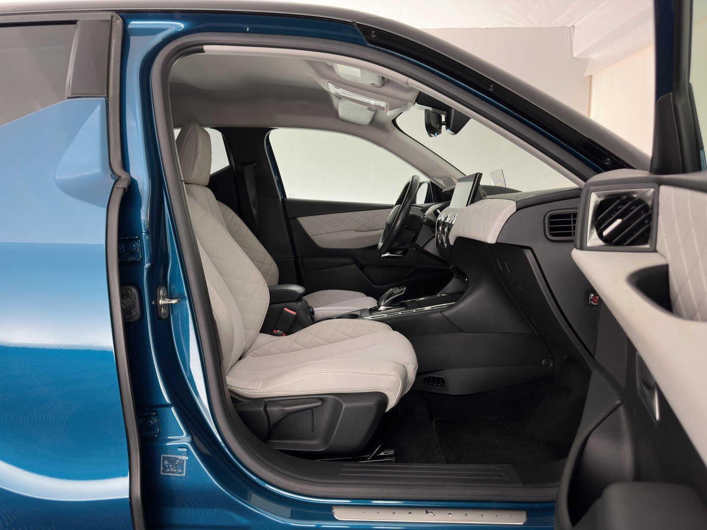 DS DS 3 Crossback E-Tense Performance Line+ 50 kWh Aut. *HEAD-UP | BLINDSPOT | LEATHER | MATRIX-LED | KEYLESS | CAMERA | DIGI-COCKPIT | HEATED-SPORTSEATS | DAB+ | PRIVACY-GLASS | ECC | PDC | CRUISE | 18''ALU*