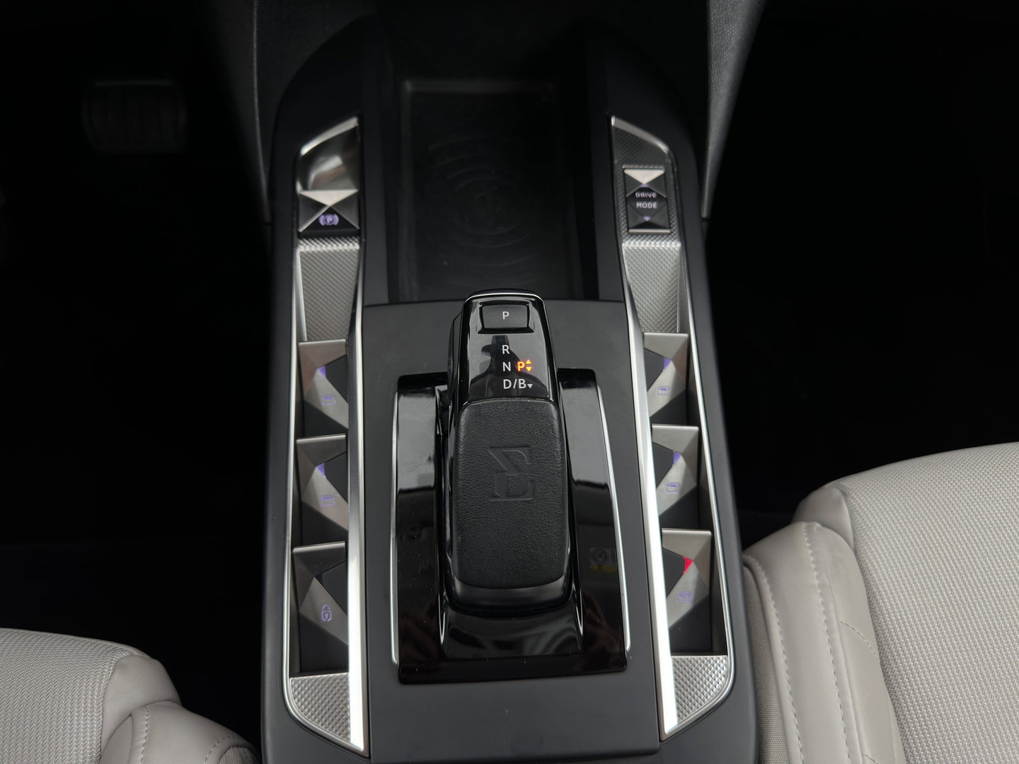 DS DS 3 Crossback E-Tense Performance Line+ 50 kWh Aut. *HEAD-UP | BLINDSPOT | LEATHER | MATRIX-LED | KEYLESS | CAMERA | DIGI-COCKPIT | HEATED-SPORTSEATS | DAB+ | PRIVACY-GLASS | ECC | PDC | CRUISE | 18''ALU*