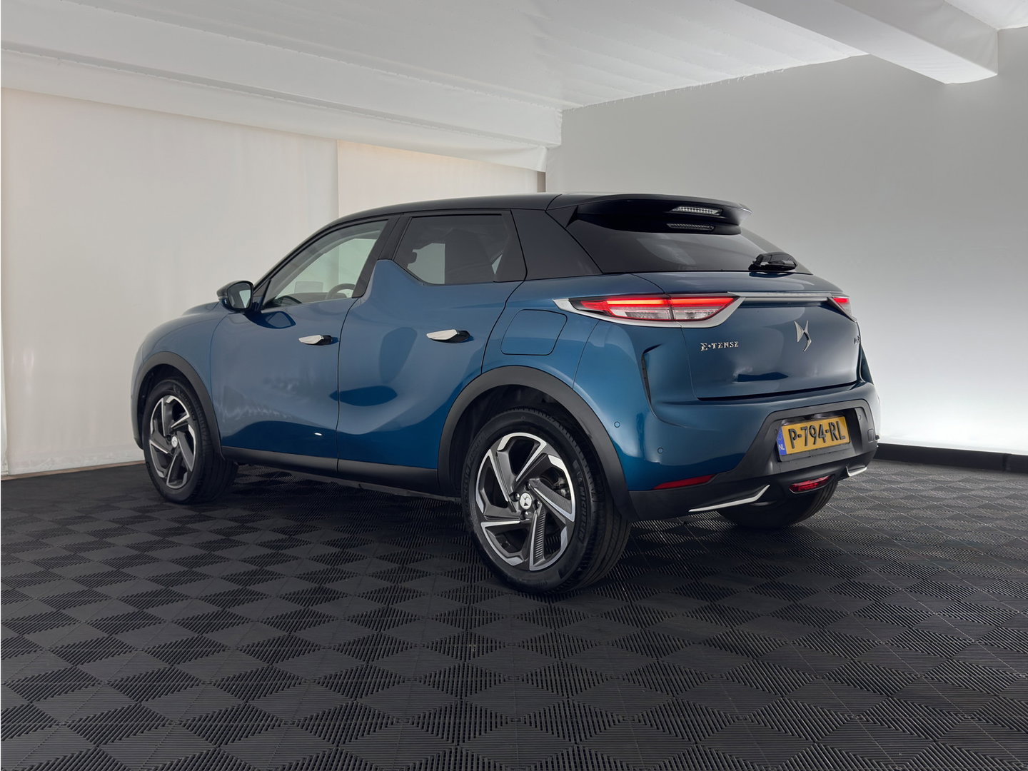 DS DS 3 Crossback E-Tense Performance Line+ 50 kWh Aut. *HEAD-UP | BLINDSPOT | LEATHER | MATRIX-LED | KEYLESS | CAMERA | DIGI-COCKPIT | HEATED-SPORTSEATS | DAB+ | PRIVACY-GLASS | ECC | PDC | CRUISE | 18''ALU*