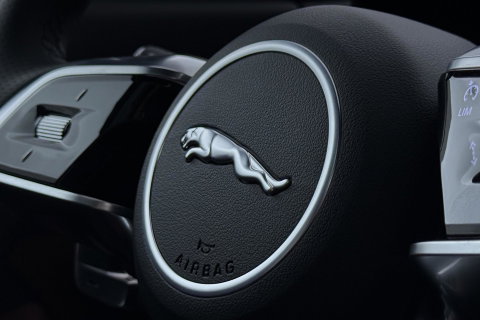 Jaguar E-PACE P300e AWD R-Dynamic S | ACC | Panoramadak | Memory | Camera | Stoelverwarming | 18 inch