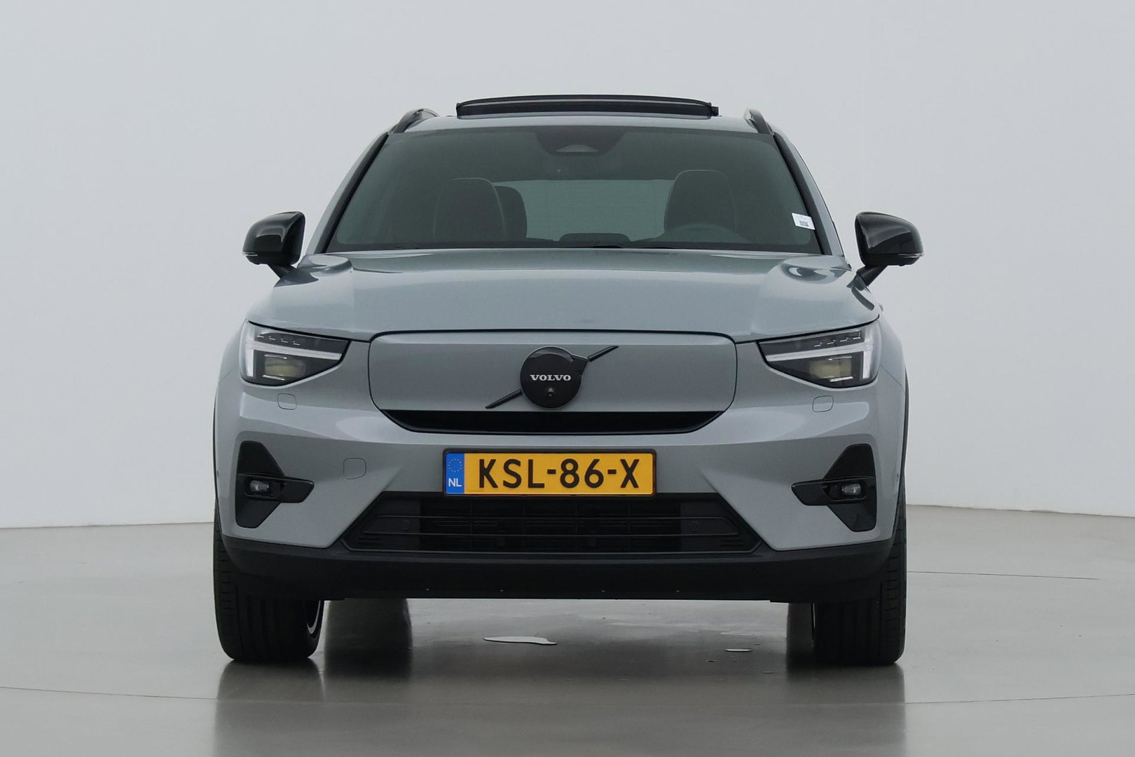Volvo EX40 Single Motor Extended Range Plus Black Ed. 82 kWh | ACC | Panoramadak | Harman/Kardon | 360° Camera | Warmtepomp | Stoel+Stuurverwarming | 20 inch