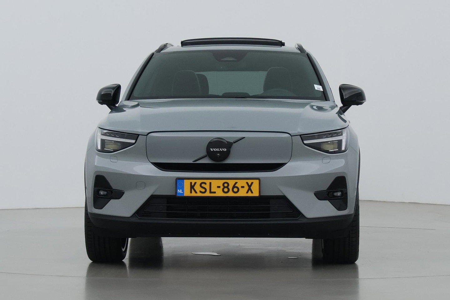 Volvo EX40 Single Motor Extended Range Plus Black Ed. 82 kWh | ACC | Panoramadak | Harman/Kardon | 360° Camera | Warmtepomp | Stoel+Stuurverwarming | 20 inch