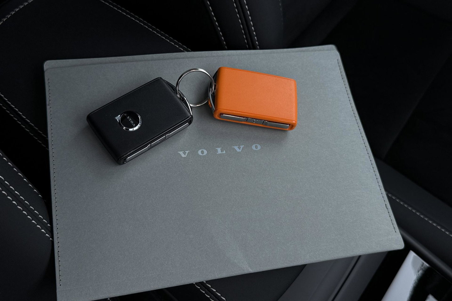 Volvo EX40 Single Motor Extended Range Plus Black Ed. 82 kWh | ACC | Panoramadak | Harman/Kardon | 360° Camera | Warmtepomp | Stoel+Stuurverwarming | 20 inch
