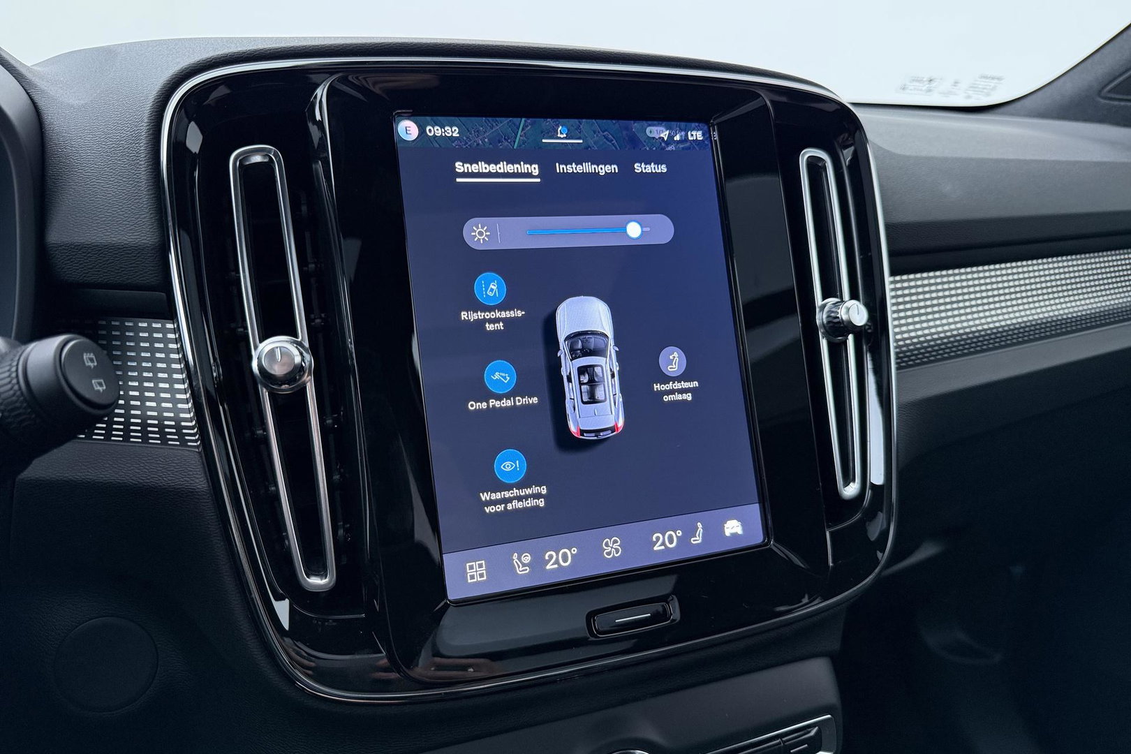 Volvo EX40 Single Motor Extended Range Plus Black Ed. 82 kWh | ACC | Panoramadak | Harman/Kardon | 360° Camera | Warmtepomp | Stoel+Stuurverwarming | 20 inch