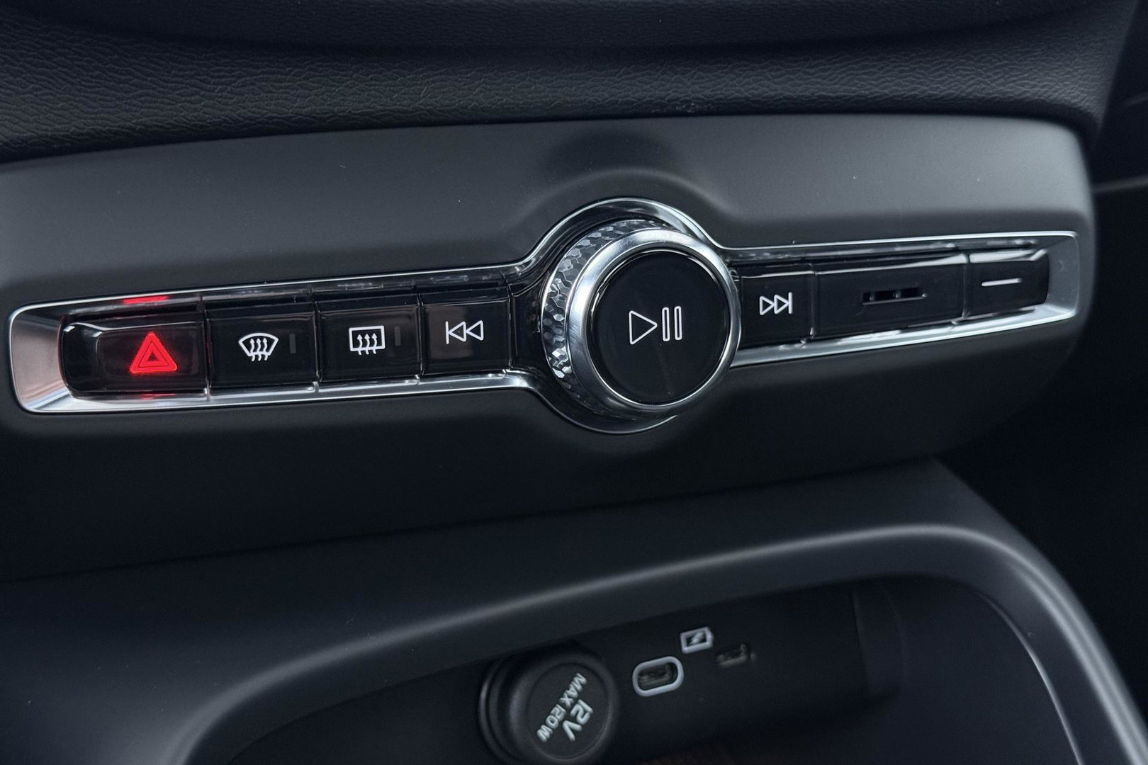 Volvo EX40 Single Motor Extended Range Plus Black Ed. 82 kWh | ACC | Panoramadak | Harman/Kardon | 360° Camera | Warmtepomp | Stoel+Stuurverwarming | 20 inch