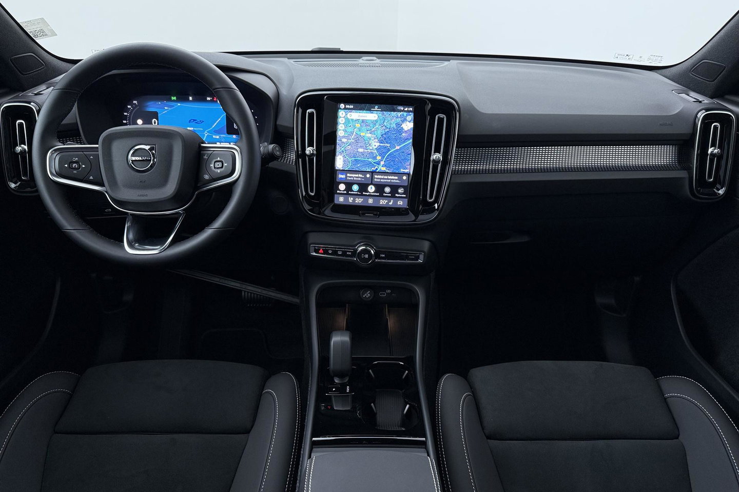 Volvo EX40 Single Motor Extended Range Plus Black Ed. 82 kWh | ACC | Panoramadak | Harman/Kardon | 360° Camera | Warmtepomp | Stoel+Stuurverwarming | 20 inch