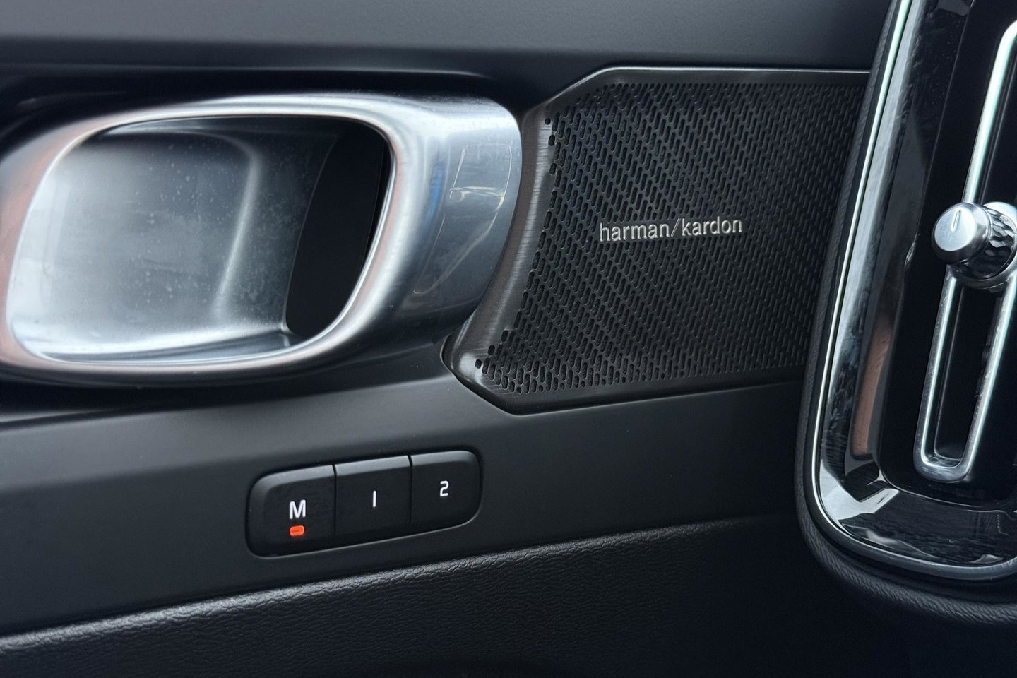 Volvo EX40 Single Motor Extended Range Plus Black Ed. 82 kWh | ACC | Panoramadak | Harman/Kardon | 360° Camera | Warmtepomp | Stoel+Stuurverwarming | 20 inch