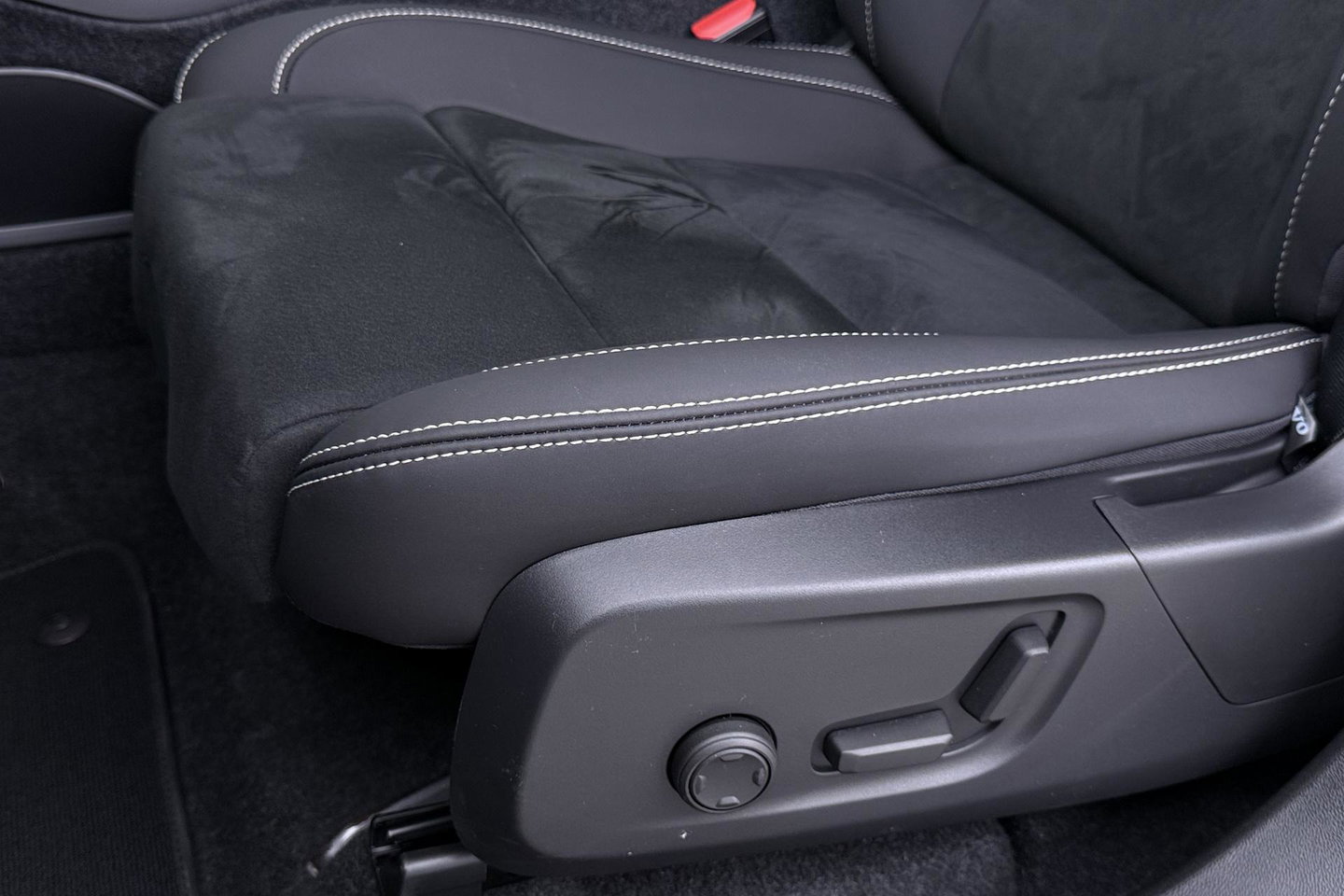 Volvo EX40 Single Motor Extended Range Plus Black Ed. 82 kWh | ACC | Panoramadak | Harman/Kardon | 360° Camera | Warmtepomp | Stoel+Stuurverwarming | 20 inch