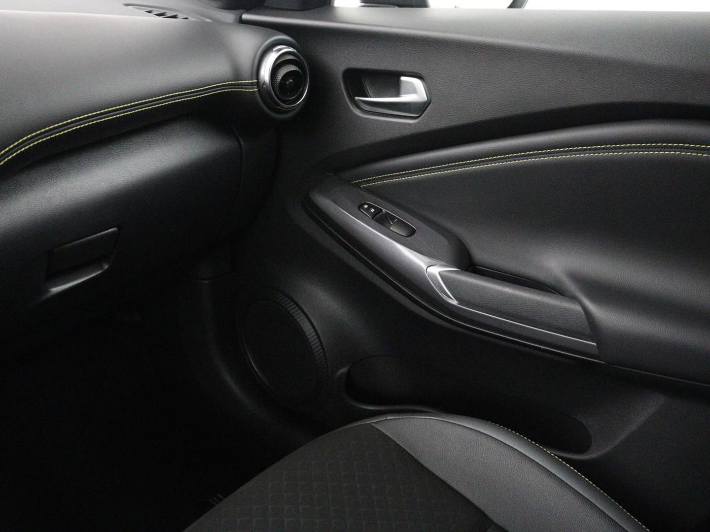 Nissan Juke 1.0 DIG-T Kiiro | Half leder | Stoelverwarming | Cruise control | Lane assist | Navigatie | Carplay | Camera | Park assist | Trekhaak