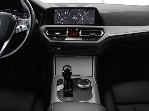 BMW 3 Serie Touring 320e Business Edition Plus | SOH 90% | Leder | Stoelverwarming | Carplay | Cruise control | Climate control | Elektrische achterklep | Park assist | PHEV