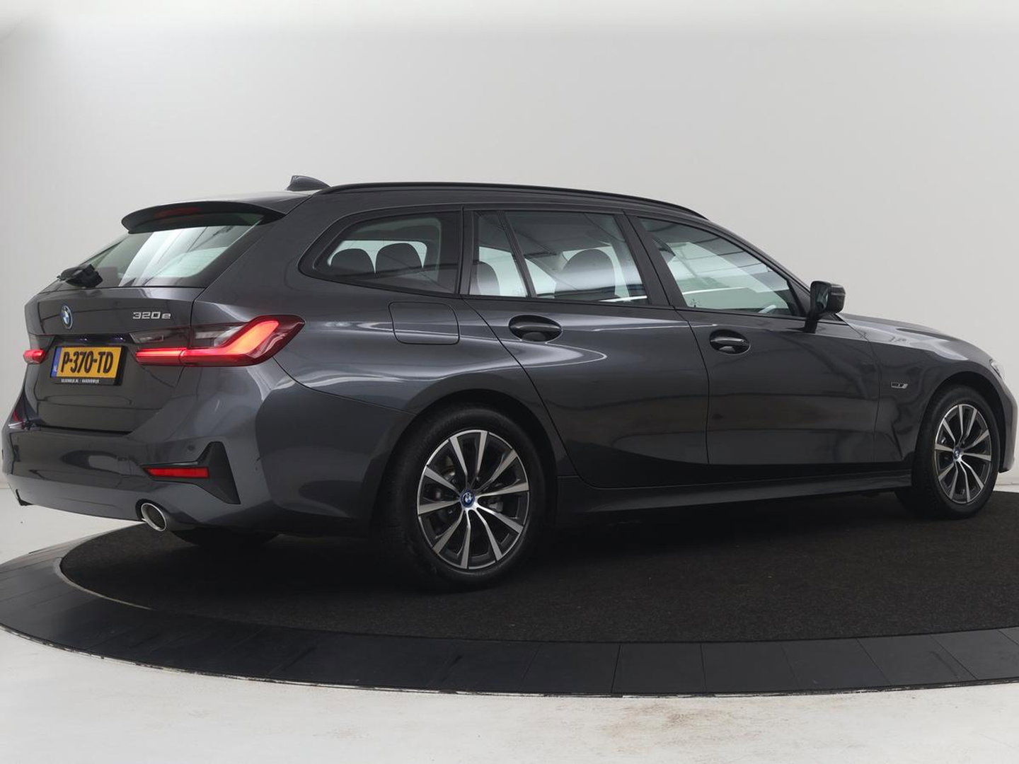 BMW 3 Serie Touring 320e Business Edition Plus | SOH 90% | Leder | Stoelverwarming | Carplay | Cruise control | Climate control | Elektrische achterklep | Park assist | PHEV