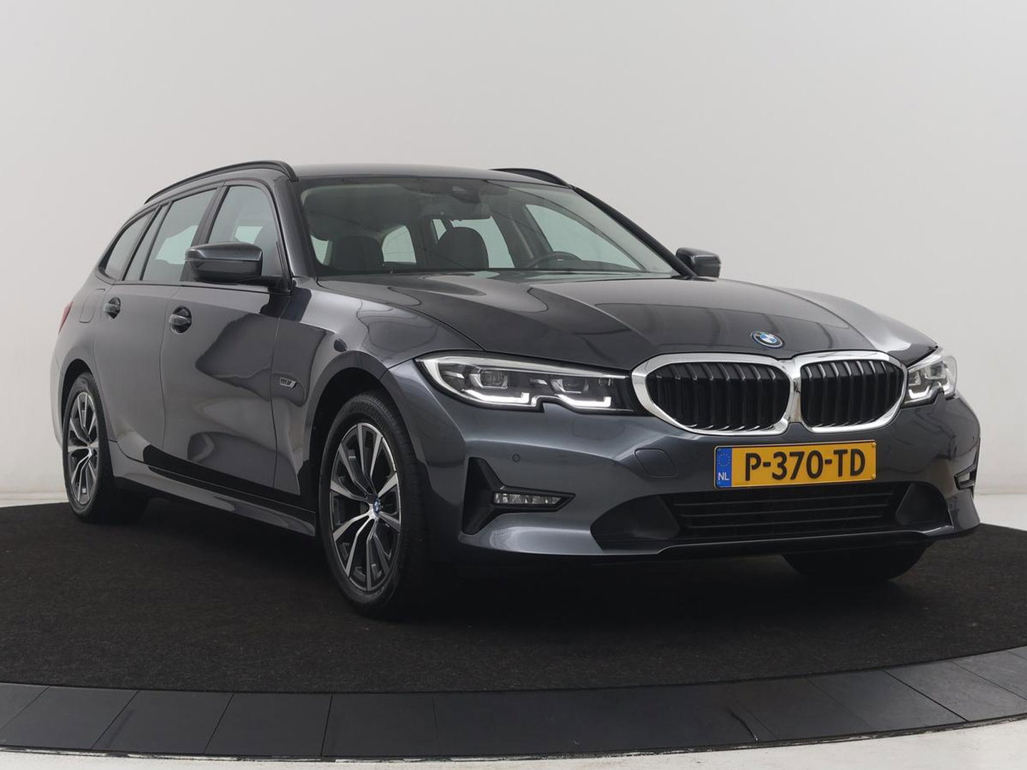 BMW 3 Serie Touring 320e Business Edition Plus | SOH 90% | Leder | Stoelverwarming | Carplay | Cruise control | Climate control | Elektrische achterklep | Park assist | PHEV