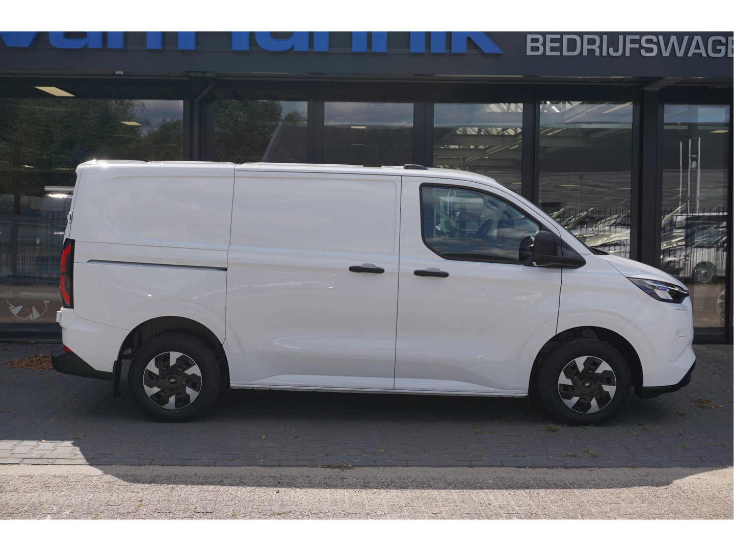 Ford E-Transit Custom 320S 218PK 71KWH Trend AUT BPM VRIJ!! Apple CP / Android A, LED, 2300KG Trekgewicht NR. EC02