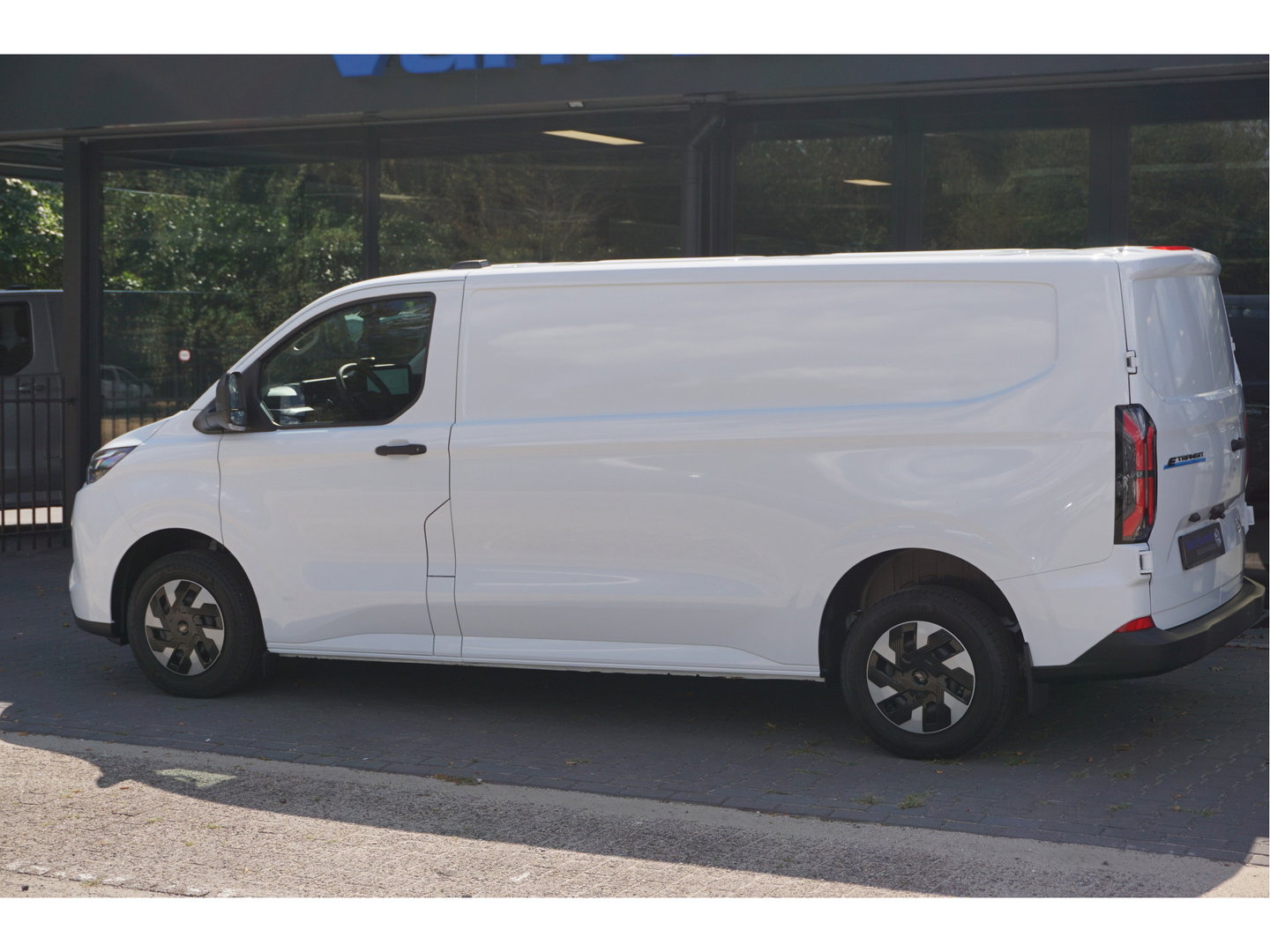 Ford E-Transit Custom 320L 218PK 71KWH Trend AUT BPM VRIJ!! Apple CP / Android A, LED, 2300KG Trekgewicht NR. EC01
