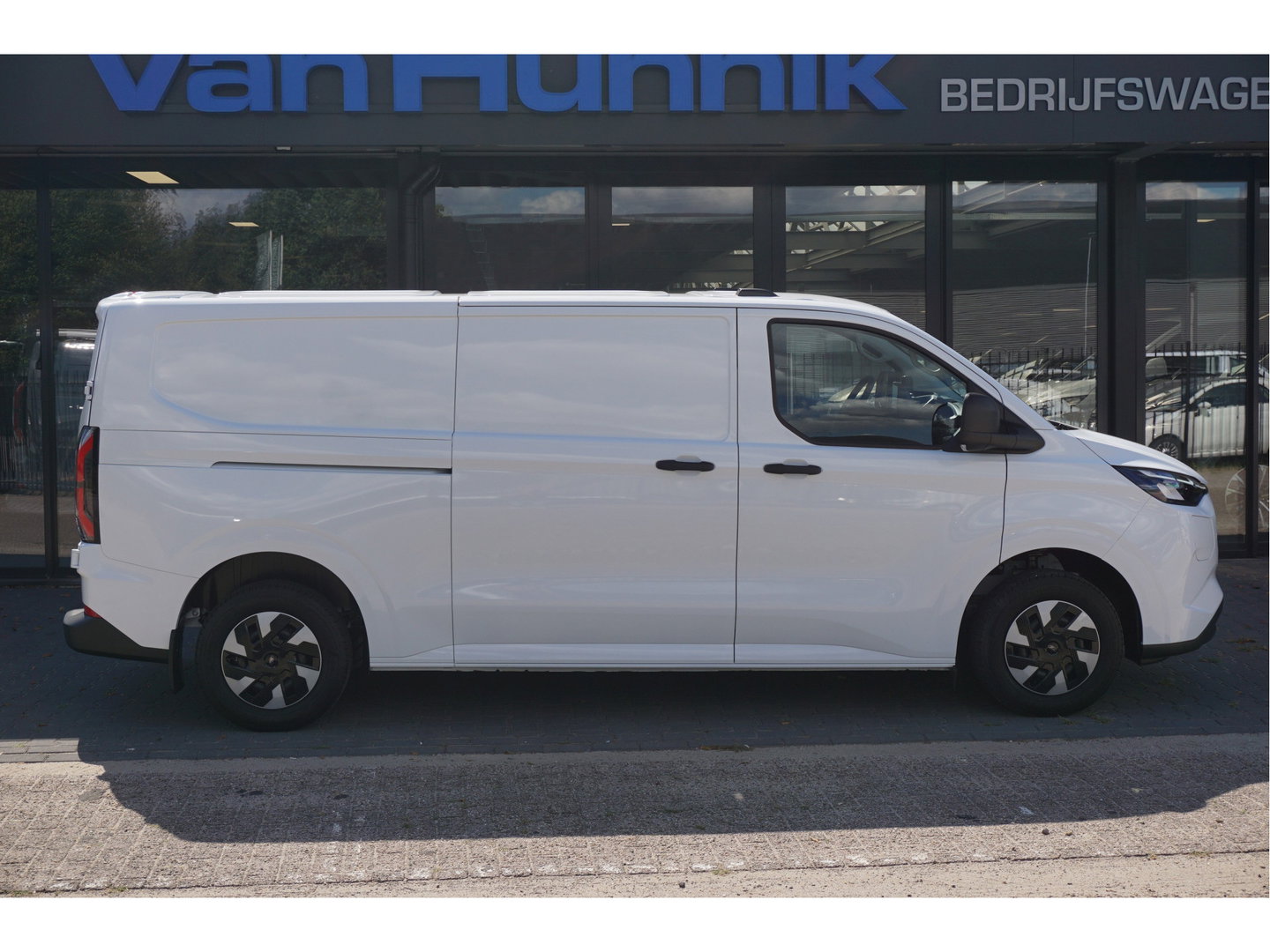 Ford E-Transit Custom 320L 218PK 71KWH Trend AUT BPM VRIJ!! Apple CP / Android A, LED, 2300KG Trekgewicht NR. EC01