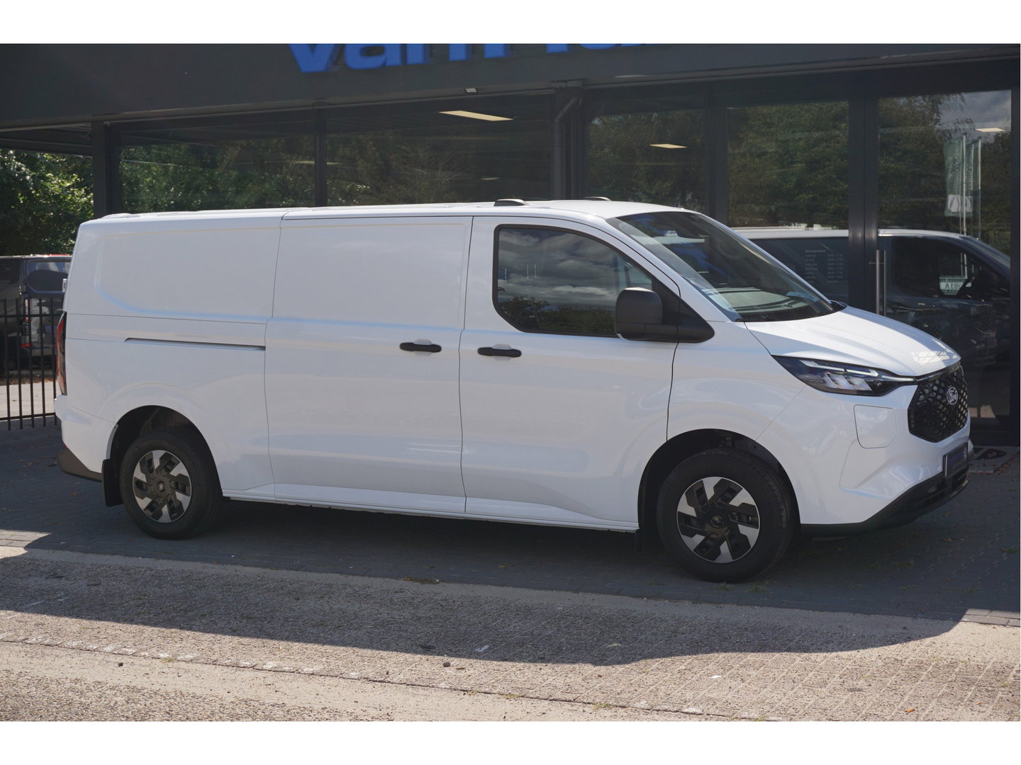 Ford E-Transit Custom 320L 218PK 71KWH Trend AUT BPM VRIJ!! Apple CP / Android A, LED, 2300KG Trekgewicht NR. EC01