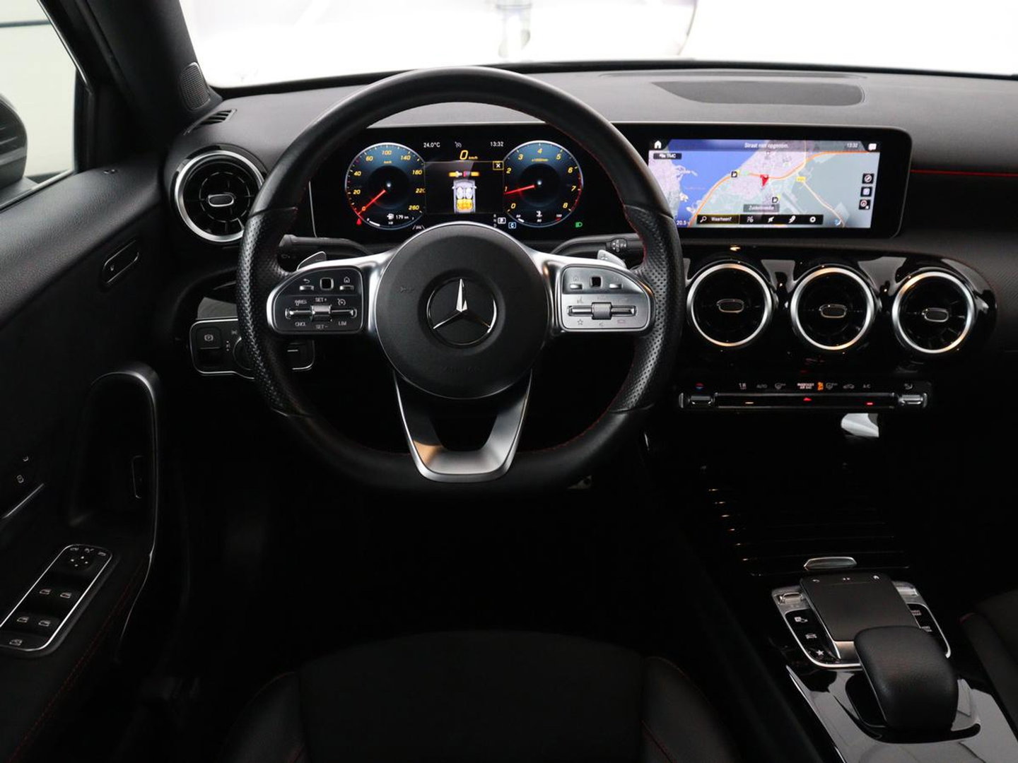Mercedes-Benz A-Klasse 180 Business Solution AMG | Leder/alcantara | Stoelverwarming | Cruise control | Widescreen | Carplay | Climate control | Camera | Park assist |