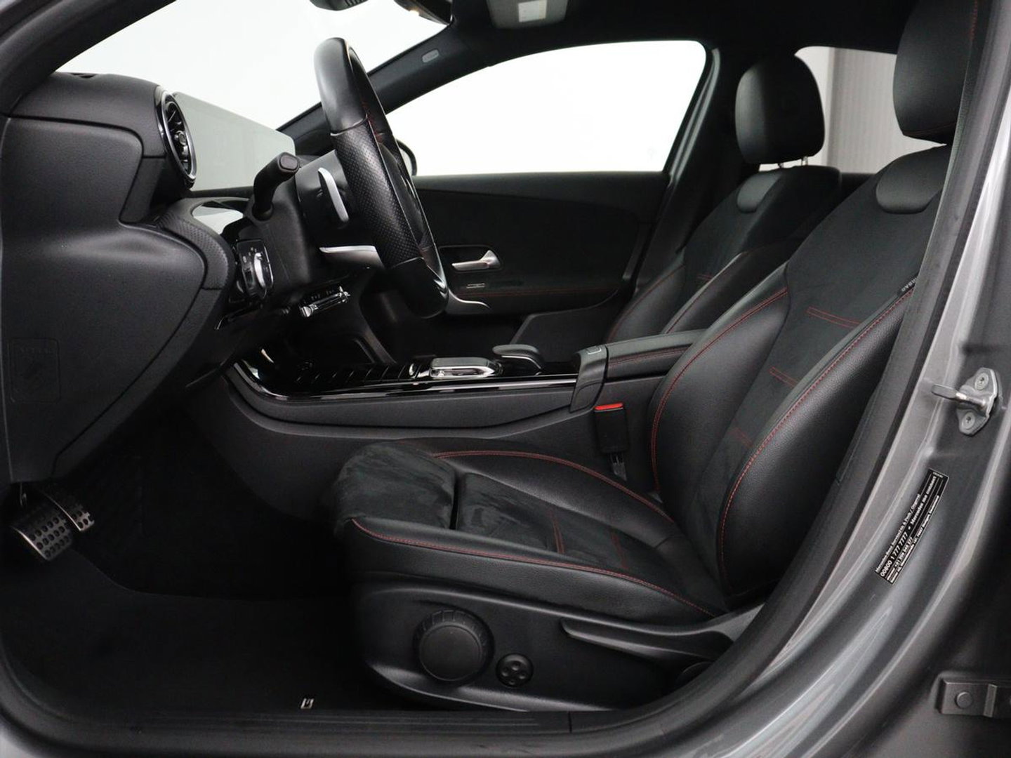 Mercedes-Benz A-Klasse 180 Business Solution AMG | Leder/alcantara | Stoelverwarming | Cruise control | Widescreen | Carplay | Climate control | Camera | Park assist |