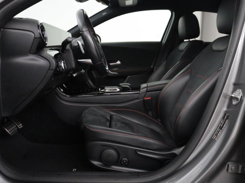 Mercedes-Benz A-Klasse 180 Business Solution AMG | Leder/alcantara | Stoelverwarming | Cruise control | Widescreen | Carplay | Climate control | Camera | Park assist |