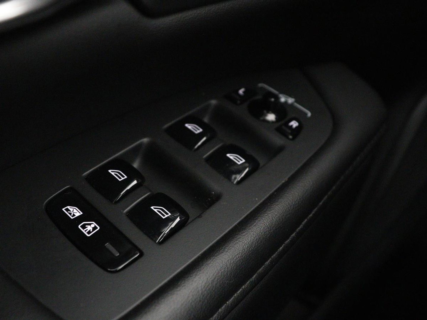 Volvo V90 2.0 T8 Plug-in hybrid AWD Plus Bright | SOH 97,1 | Panoramadak | Leder | Memory | Harman/Kardon | Stuur/stoel verwarming | Achterbank verwarming | Carplay | Cruise control | 360 Camera | Park assist | Trekhaak