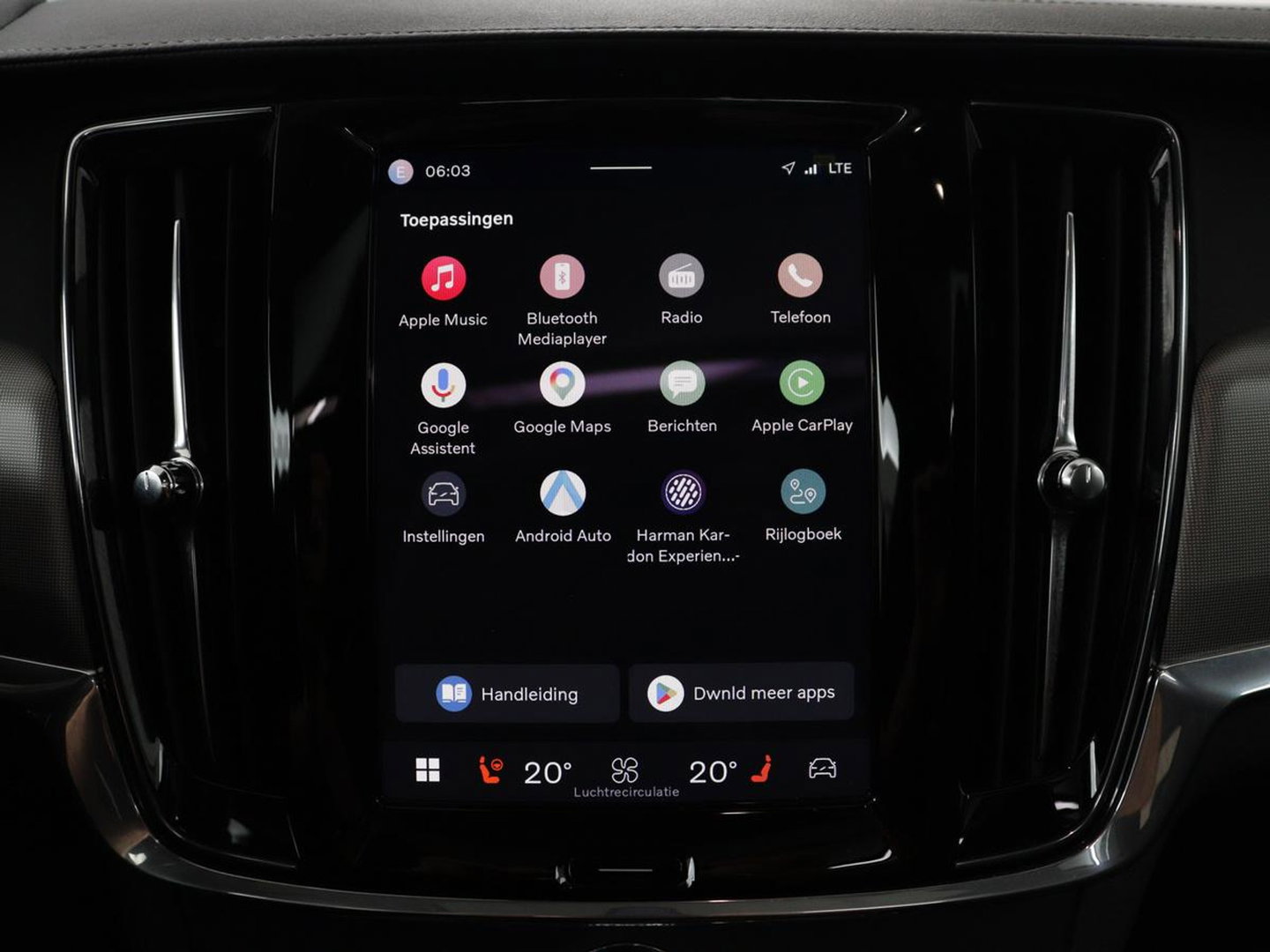 Volvo V90 2.0 T8 Plug-in hybrid AWD Plus Bright | SOH 97,1 | Panoramadak | Leder | Memory | Harman/Kardon | Stuur/stoel verwarming | Achterbank verwarming | Carplay | Cruise control | 360 Camera | Park assist | Trekhaak