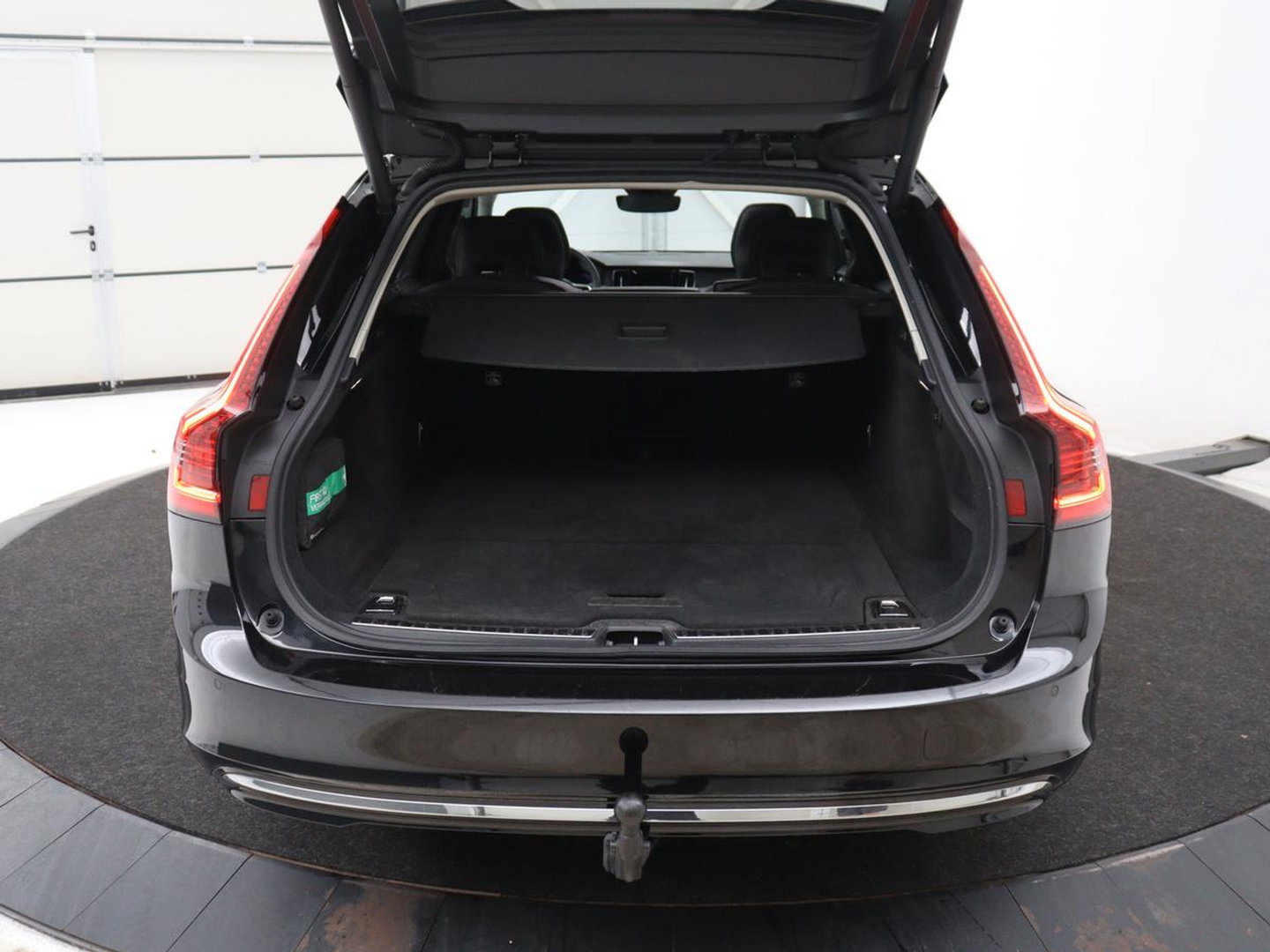 Volvo V90 2.0 T8 Plug-in hybrid AWD Plus Bright | SOH 97,1 | Panoramadak | Leder | Memory | Harman/Kardon | Stuur/stoel verwarming | Achterbank verwarming | Carplay | Cruise control | 360 Camera | Park assist | Trekhaak