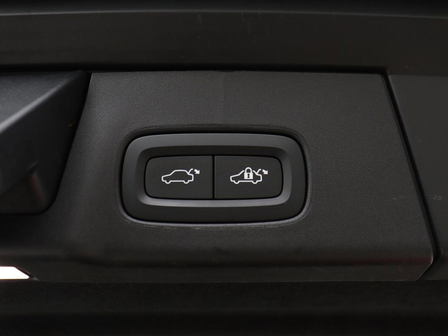 Volvo V90 2.0 T8 Plug-in hybrid AWD Plus Bright | SOH 97,1 | Panoramadak | Leder | Memory | Harman/Kardon | Stuur/stoel verwarming | Achterbank verwarming | Carplay | Cruise control | 360 Camera | Park assist | Trekhaak