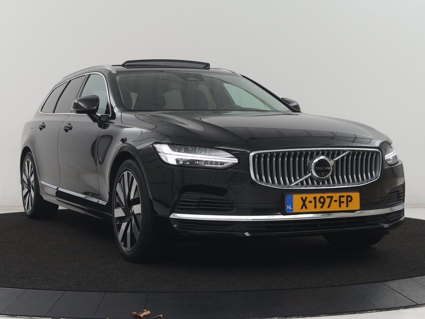 Volvo V90 2.0 T8 Plug-in hybrid AWD Plus Bright | SOH 97,1 | Panoramadak | Leder | Memory | Harman/Kardon | Stuur/stoel verwarming | Achterbank verwarming | Carplay | Cruise control | 360 Camera | Park assist | Trekhaak