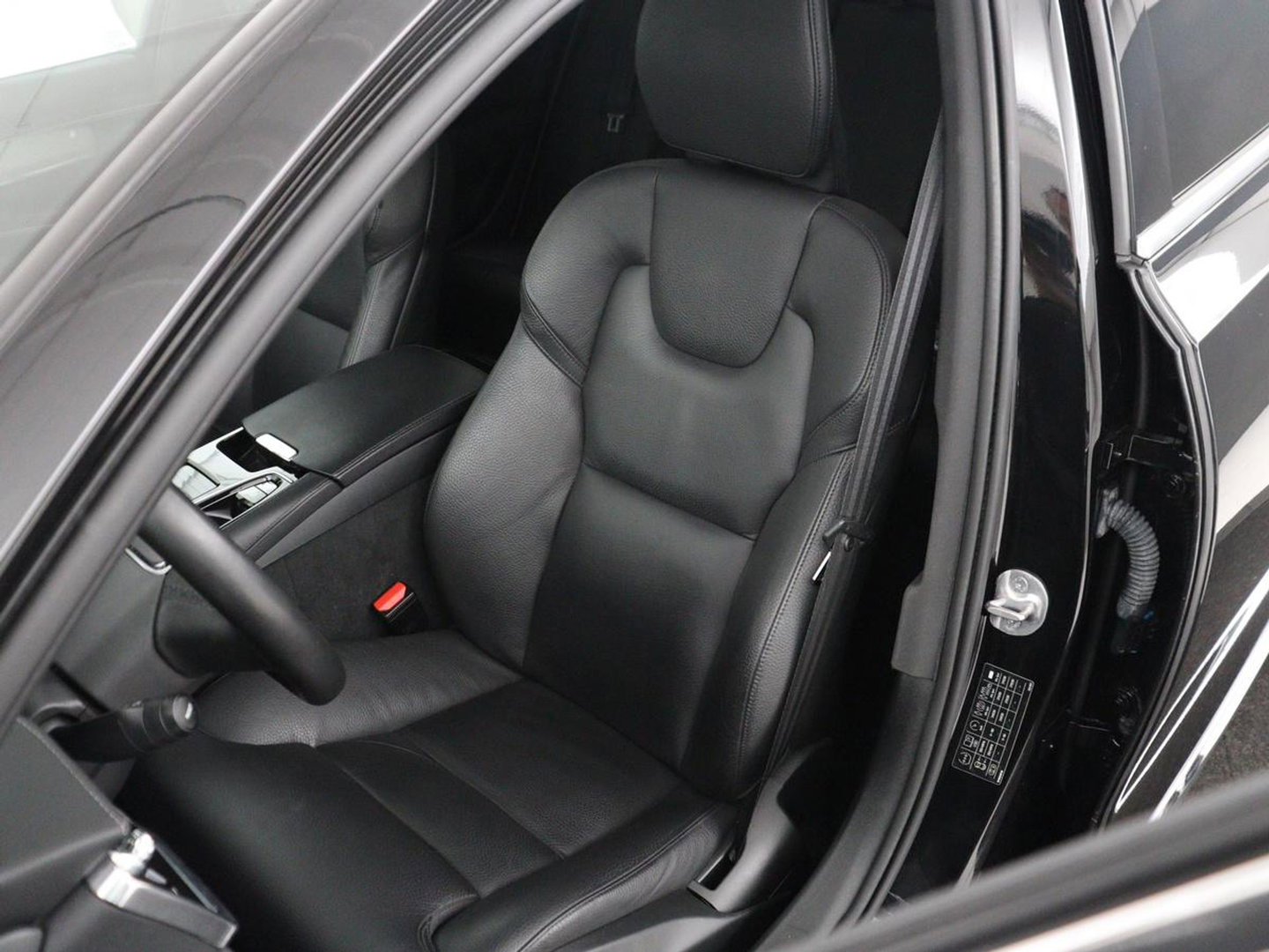 Volvo V90 2.0 T8 Plug-in hybrid AWD Plus Bright | SOH 97,1 | Panoramadak | Leder | Memory | Harman/Kardon | Stuur/stoel verwarming | Achterbank verwarming | Carplay | Cruise control | 360 Camera | Park assist | Trekhaak