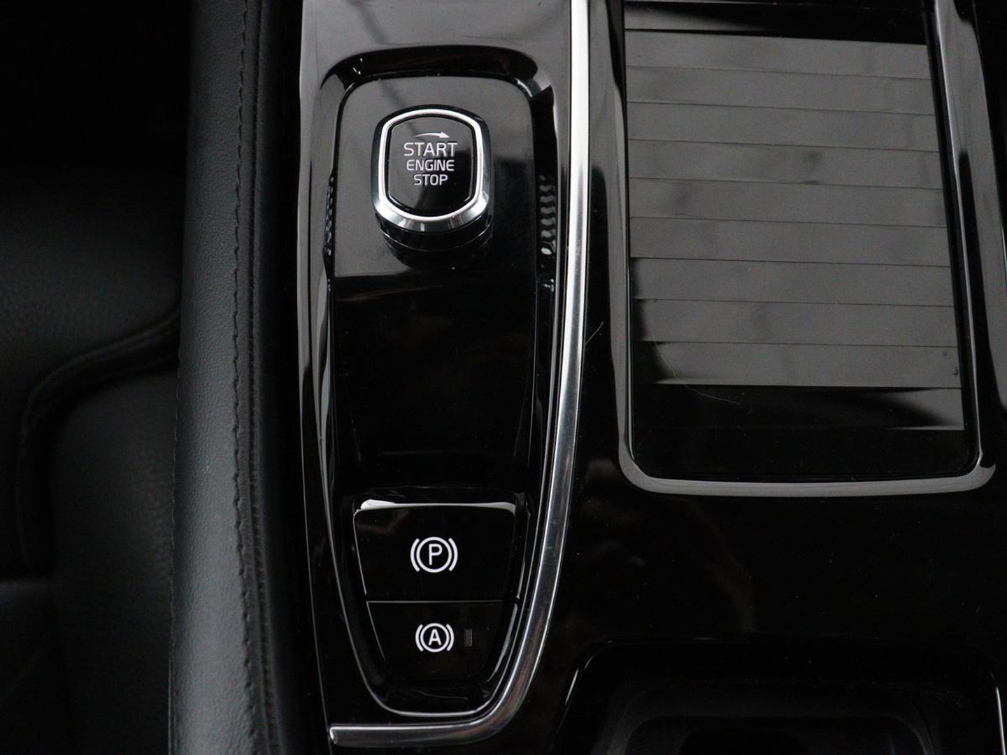 Volvo V90 2.0 T8 Plug-in hybrid AWD Plus Bright | SOH 97,1 | Panoramadak | Leder | Memory | Harman/Kardon | Stuur/stoel verwarming | Achterbank verwarming | Carplay | Cruise control | 360 Camera | Park assist | Trekhaak