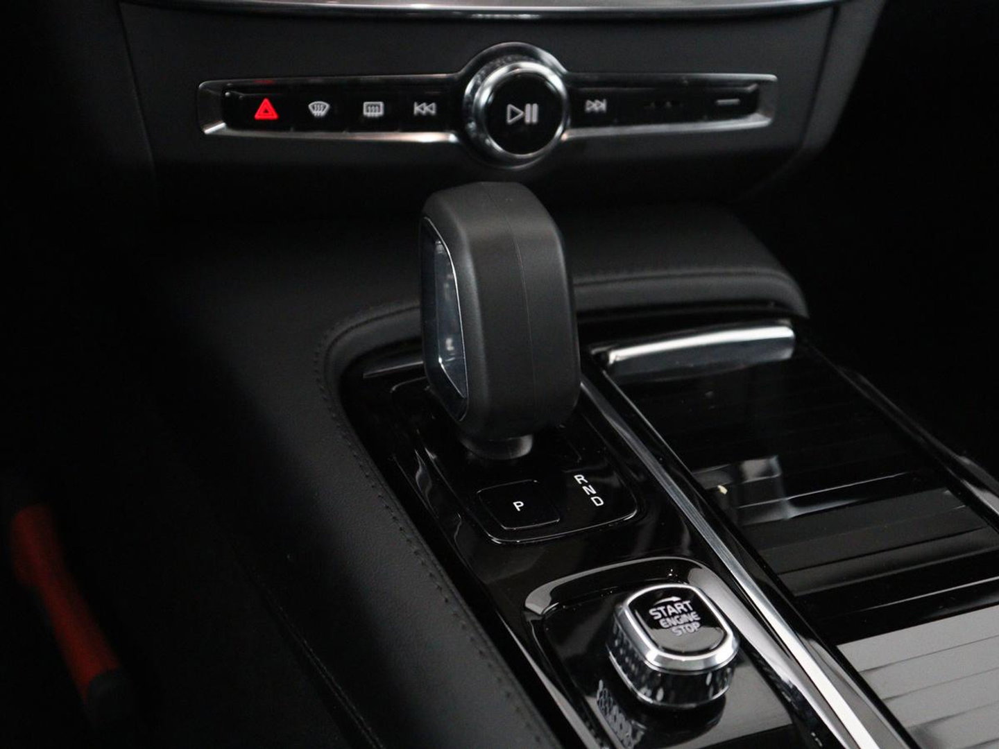Volvo V90 2.0 T8 Plug-in hybrid AWD Plus Bright | SOH 97,1 | Panoramadak | Leder | Memory | Harman/Kardon | Stuur/stoel verwarming | Achterbank verwarming | Carplay | Cruise control | 360 Camera | Park assist | Trekhaak