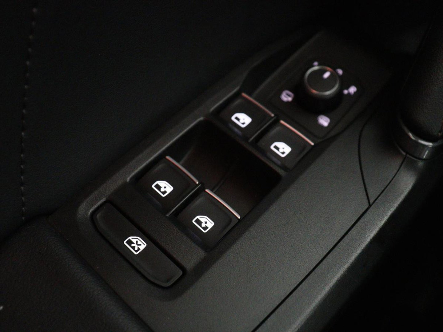 CUPRA Leon 1.5 eTSI Business Edition | Half leder | Stuur/stoel verwarming | Adaptive cruise | Lane assist | Carplay | Sfeerverlichting | Virtueel dashboard | Park assist | Climate control