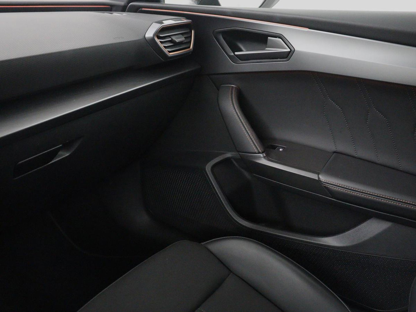CUPRA Leon 1.5 eTSI Business Edition | Half leder | Stuur/stoel verwarming | Adaptive cruise | Lane assist | Carplay | Sfeerverlichting | Virtueel dashboard | Park assist | Climate control