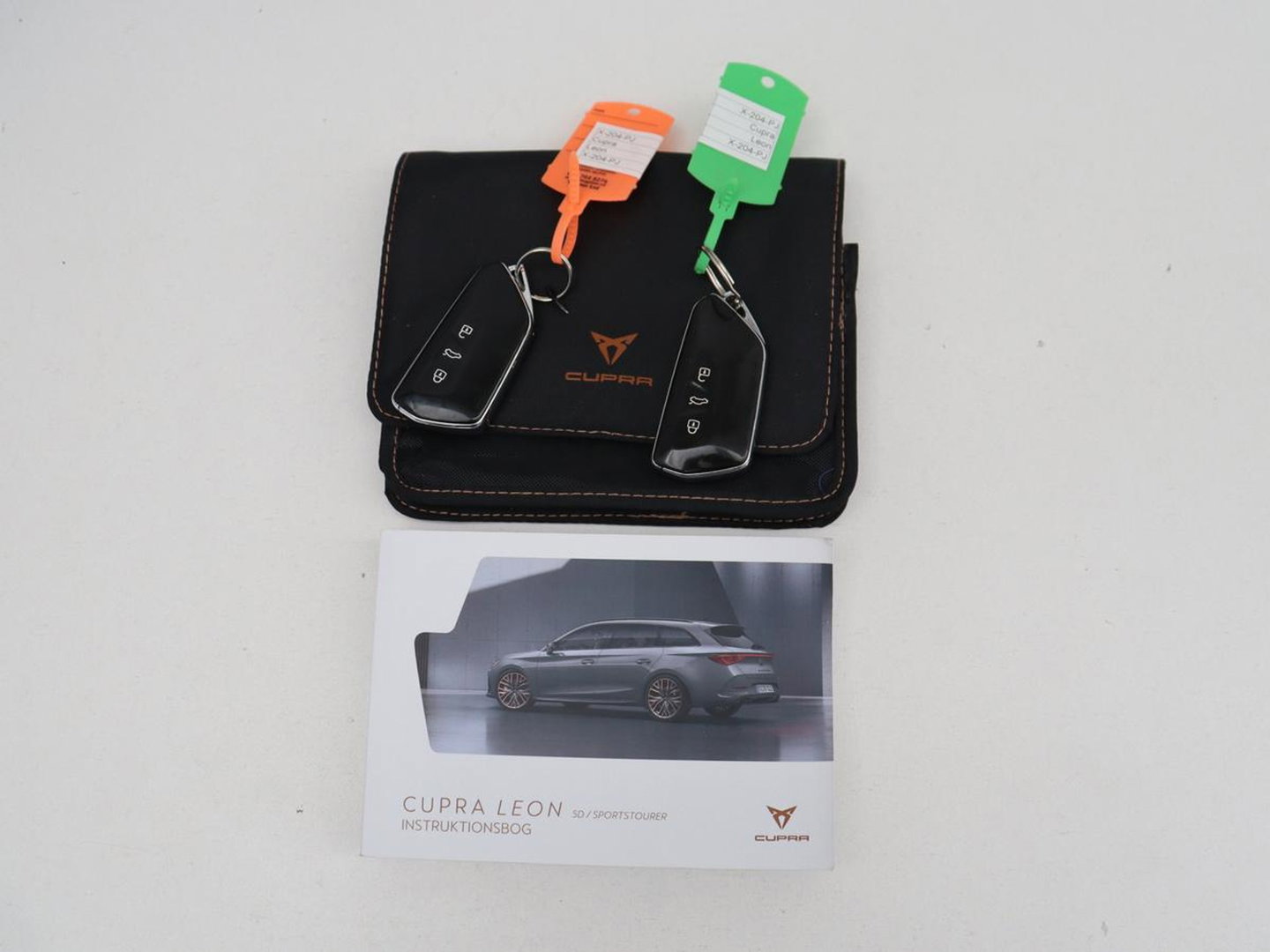 CUPRA Leon 1.5 eTSI Business Edition | Half leder | Stuur/stoel verwarming | Adaptive cruise | Lane assist | Carplay | Sfeerverlichting | Virtueel dashboard | Park assist | Climate control