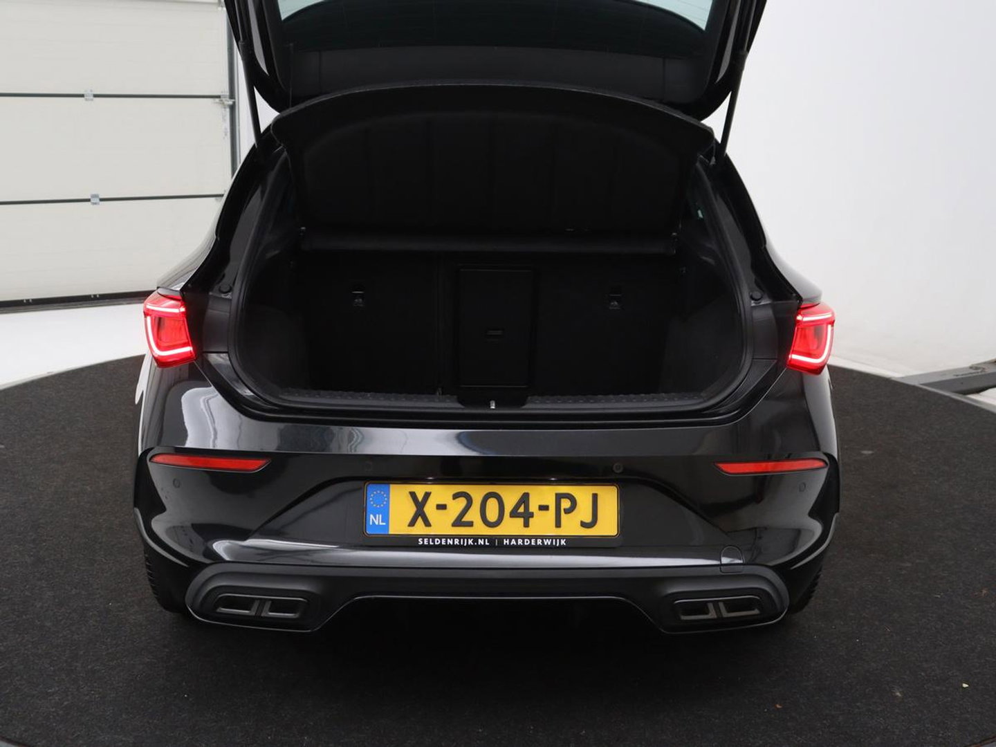 CUPRA Leon 1.5 eTSI Business Edition | Half leder | Stuur/stoel verwarming | Adaptive cruise | Lane assist | Carplay | Sfeerverlichting | Virtueel dashboard | Park assist | Climate control