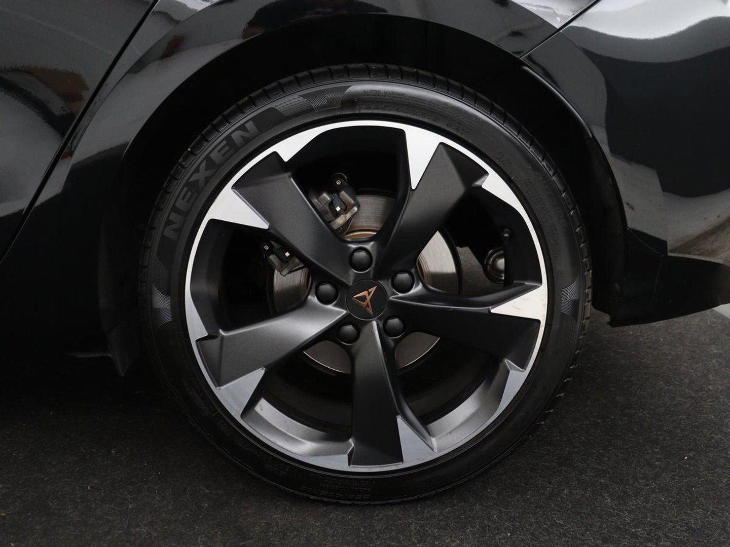 CUPRA Leon 1.5 eTSI Business Edition | Half leder | Stuur/stoel verwarming | Adaptive cruise | Lane assist | Carplay | Sfeerverlichting | Virtueel dashboard | Park assist | Climate control