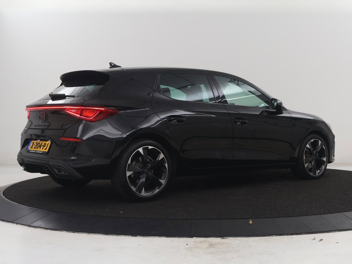 CUPRA Leon 1.5 eTSI Business Edition | Half leder | Stuur/stoel verwarming | Adaptive cruise | Lane assist | Carplay | Sfeerverlichting | Virtueel dashboard | Park assist | Climate control