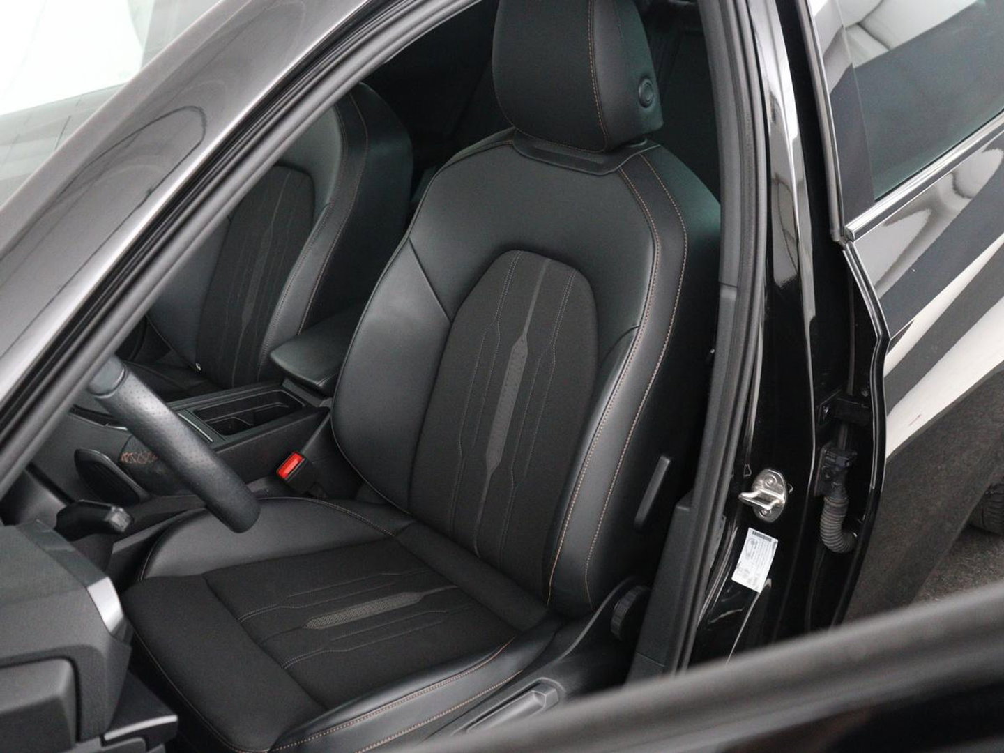 CUPRA Leon 1.5 eTSI Business Edition | Half leder | Stuur/stoel verwarming | Adaptive cruise | Lane assist | Carplay | Sfeerverlichting | Virtueel dashboard | Park assist | Climate control