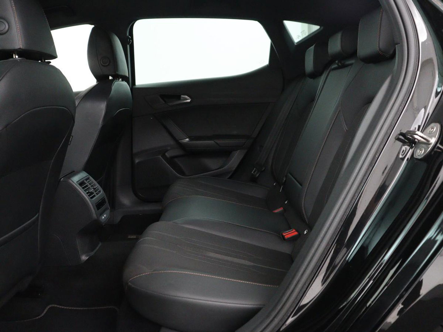 CUPRA Leon 1.5 eTSI Business Edition | Half leder | Stuur/stoel verwarming | Adaptive cruise | Lane assist | Carplay | Sfeerverlichting | Virtueel dashboard | Park assist | Climate control