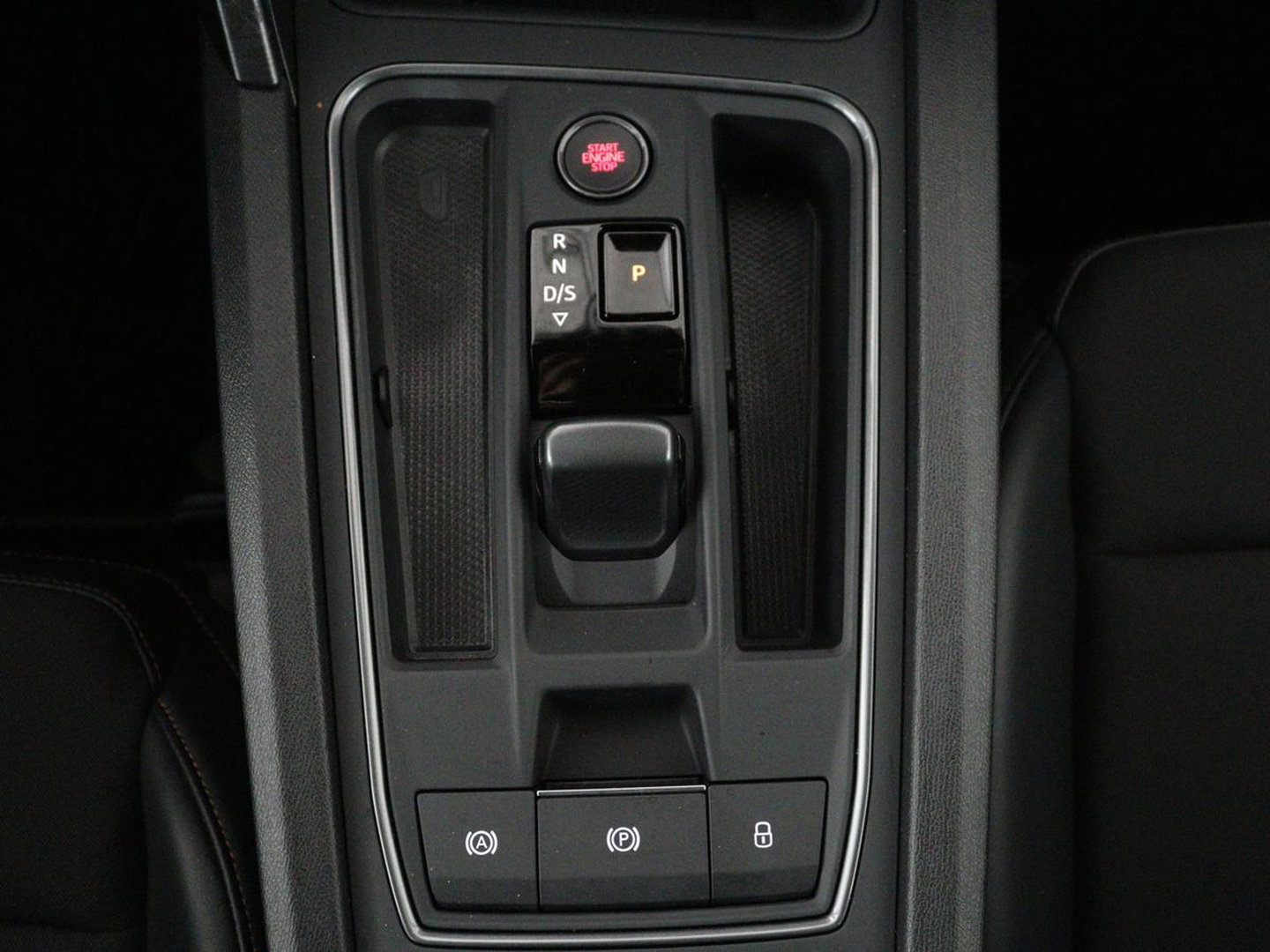 CUPRA Leon 1.5 eTSI Business Edition | Half leder | Stuur/stoel verwarming | Adaptive cruise | Lane assist | Carplay | Sfeerverlichting | Virtueel dashboard | Park assist | Climate control