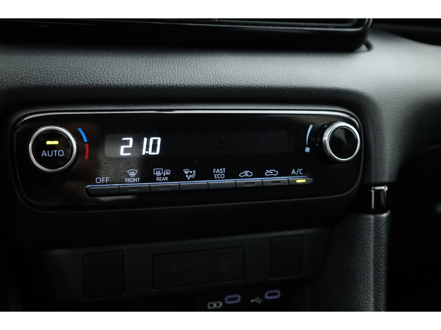 Toyota Yaris 1.5 Hybrid 115 First Edition | winterset | Afn. Trekhaak | Apple CarPlay | Adapt. Cruise | Camera |