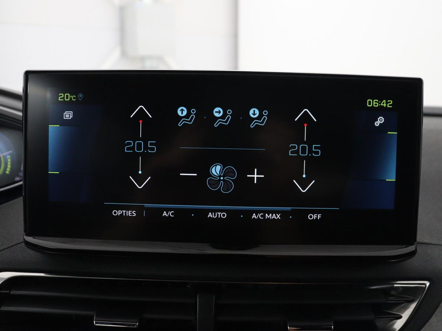 Peugeot 3008 1.6 HYbrid4 300 GT Pack Business | SOH 94,8% | Panoramadak | Leder/alcantara | Stoelverwarming | Adaptive cruise | Lane assist | Sfeerverlichting | Carplay | Focal sound | Camera | Park assist | Elektrische achterklep