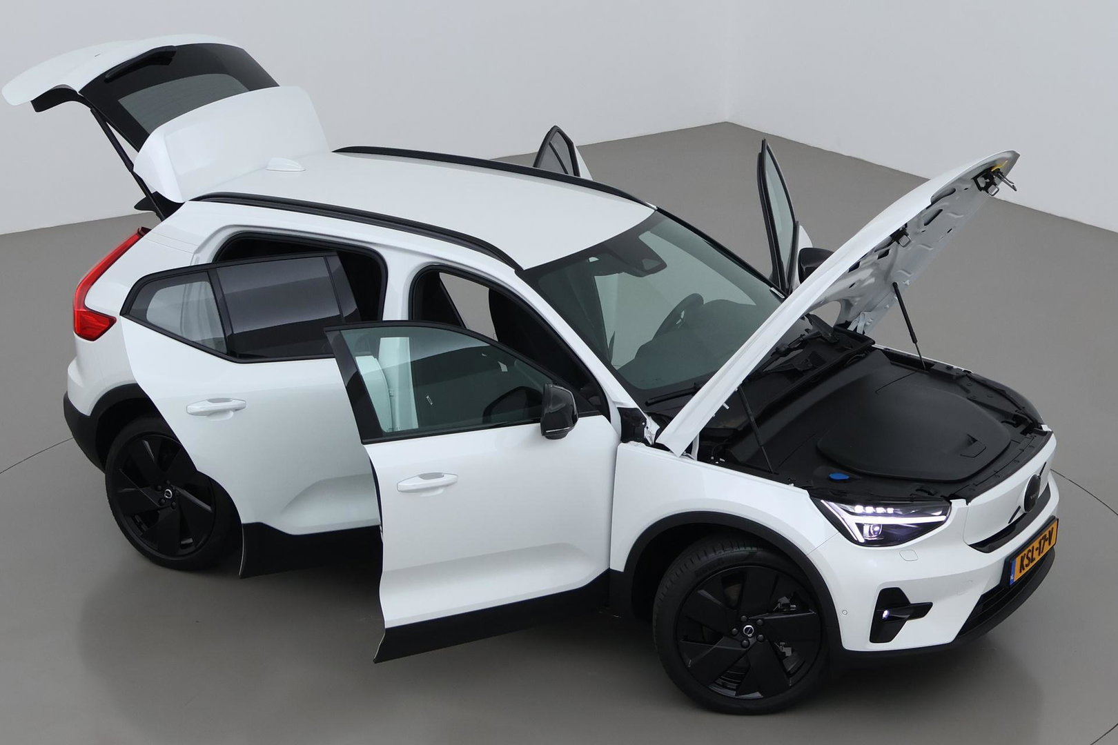 Volvo EX40 Extended Range Plus Black Edition 82 kWh | ACC | Harman/Kardon | 360° Camera | Stoel+Stuurverwarming | BLIS | 20 Inch