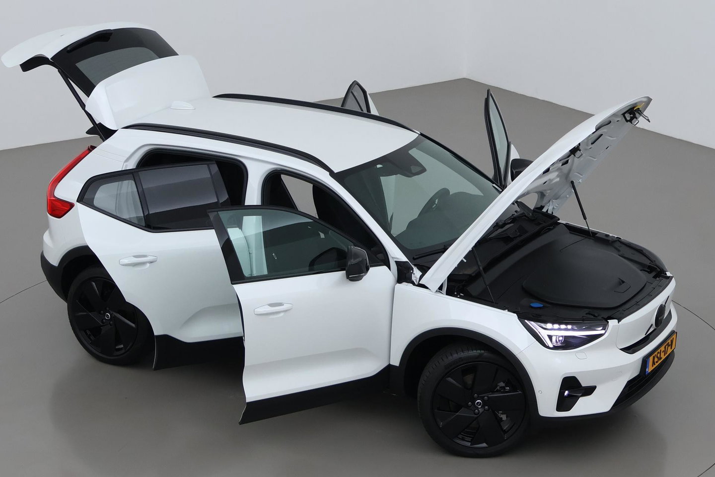 Volvo EX40 Extended Range Plus Black Edition 82 kWh | ACC | Harman/Kardon | 360° Camera | Stoel+Stuurverwarming | BLIS | 20 Inch