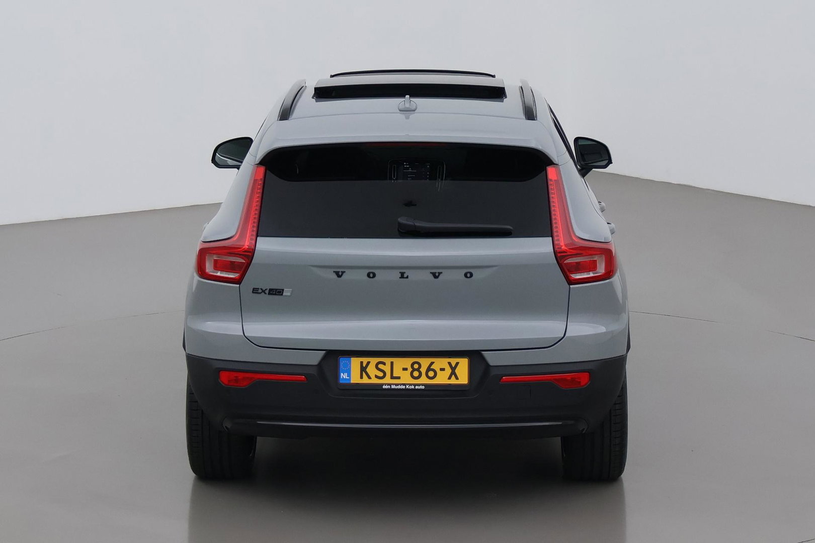 Volvo EX40 Single Motor Extended Range Plus Black Ed. 82 kWh | ACC | Panoramadak | Harman/Kardon | 360° Camera | Warmtepomp | Stoel+Stuurverwarming | 20 inch
