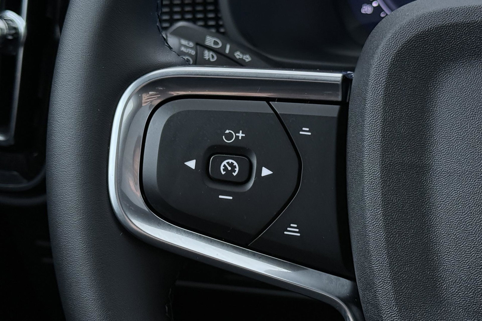 Volvo EX40 Single Motor Extended Range Plus Black Ed. 82 kWh | ACC | Panoramadak | Harman/Kardon | 360° Camera | Warmtepomp | Stoel+Stuurverwarming | 20 inch