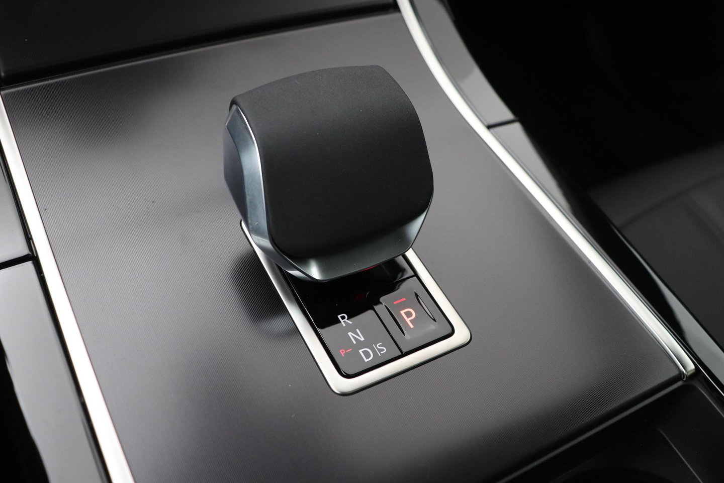 Land Rover Range Rover Evoque P270e PHEV Dynamic SE | Schuif/kanteldak | Black Pack | Cold Climate Pack | Meridian | 360 Camera | 20 Inch